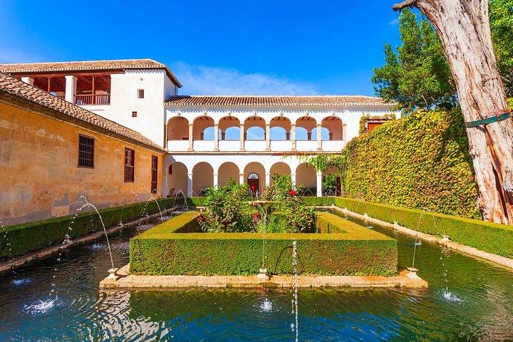 Hello Granada: Private 2-Hour Intro City Walk with Local Guide