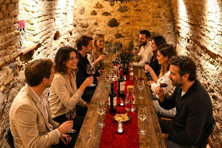 Degustações de vinho e mel locais em Vilnius Old Town Cellars