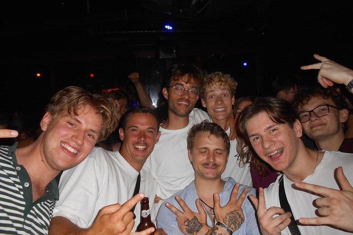 パブ・クローラー・イスタンブール：VIP入場屋上バー＆クラブ（パーティーバス付）