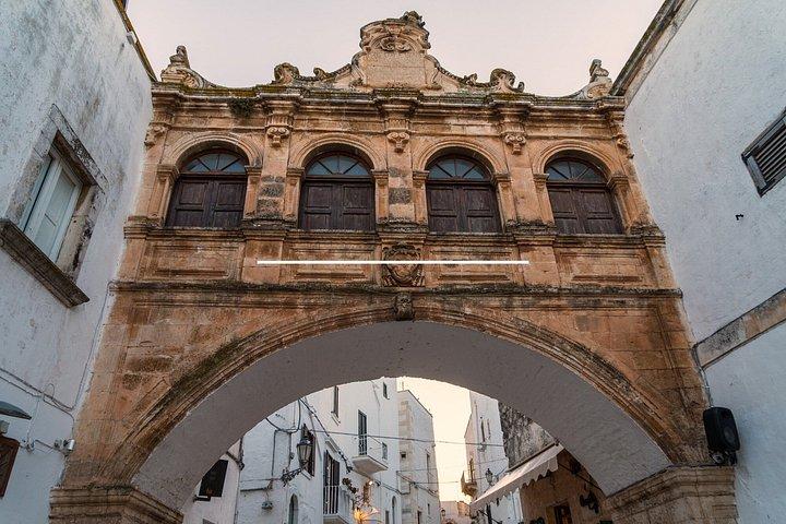 レッチェとその周辺地域からオストゥーニとアルベロベッロへの日帰り旅行
