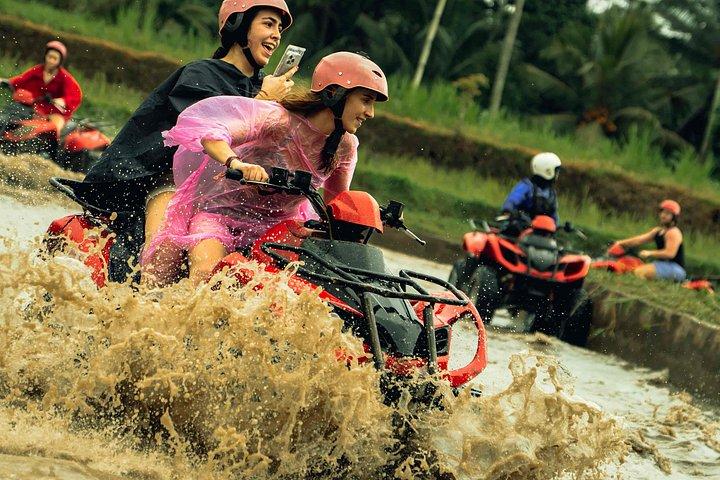 ウブドATVクワッドバイクでジャングル洞窟の田んぼを通り抜ける