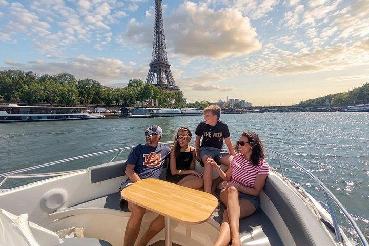 Your Private boat Captain Guide Explore Historical Paris