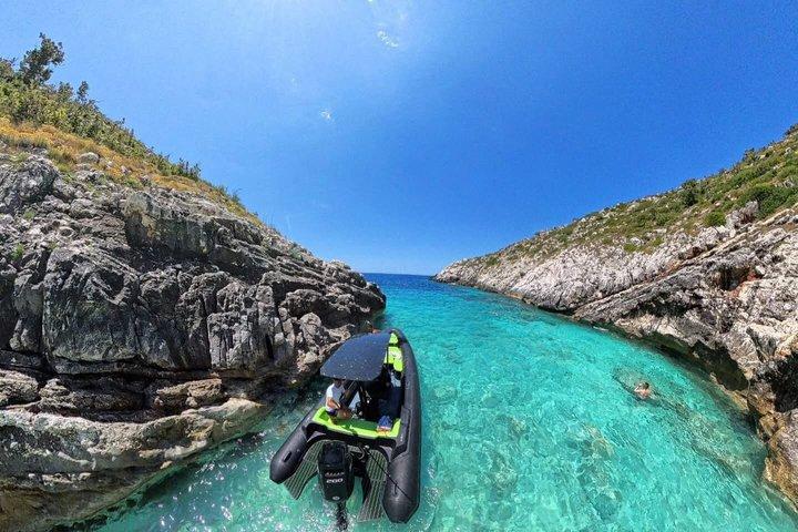 Tirana a Sazan Island, Ali Cave & Saint Vasil Bay in motoscafo