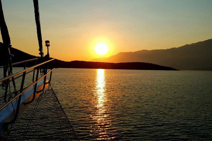 Marmaris Sunset Boat Trip with Swim Stops and Unlimited Drinks