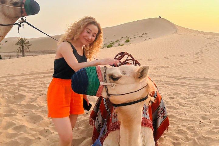 Abu Dhabi Desert Safari met Camel Ride BBQ Diner en Live Shows
