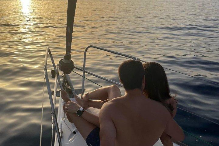 Sonnenuntergang in Marbella vom Segelboot Dolphin aus mit Getränken und Snacks (Elan.com)