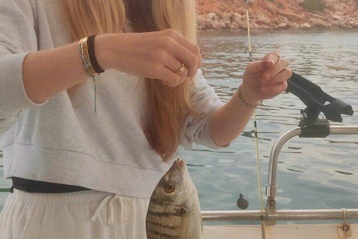 グリファダアテネ釣りとシュノーケリングボートツアー（ランチ付き）
