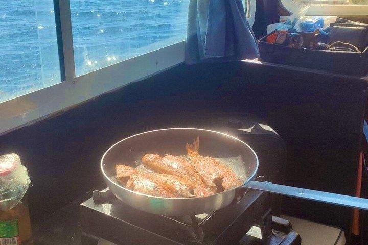 グリファダアテネ釣りとシュノーケリングボートツアー（ランチ付き）