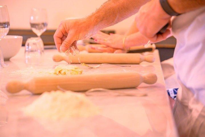 パスタとティラミスの料理教室（オプションで地元の市場ツアー付き）
