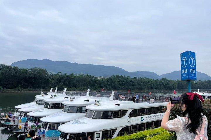 Guilin Li River 3-Star Cruise to Yangshuo with English Assist