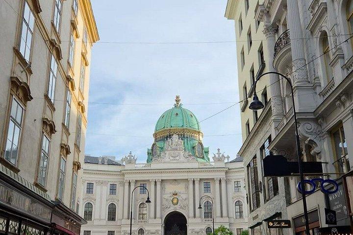 Vienna Authentic between historic cafes, typical sweets and local life
