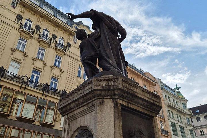 Vienna Authentic between historic cafes, typical sweets and local life