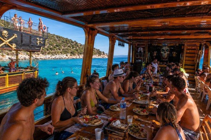ボドラム海賊船旅行（昼食、水泳休憩含む）