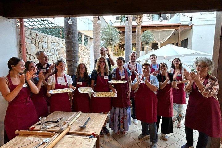 Cours de cuisine en famille et dans le jardin d'un ancien hangar