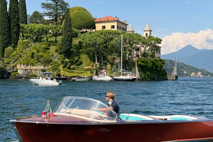 Wooden boat tour on Lake Como with Italian aperitif