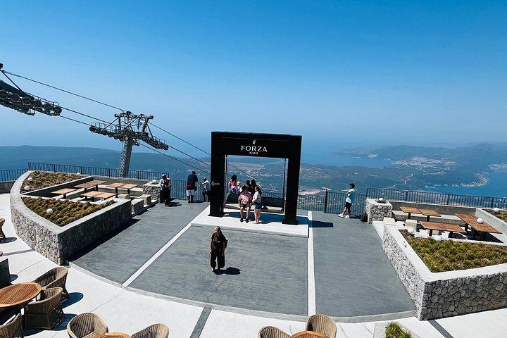 コトルハイライトツアーケーブルカーに乗ってユネスコ旧市街を散策