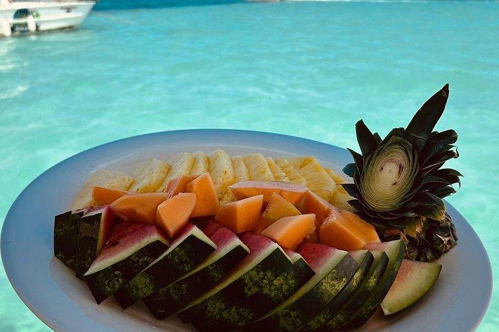 半日シュノーケリング クルーズとオープン バー付き天然プール