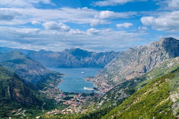 コトルハイライトツアーケーブルカーに乗ってユネスコ旧市街を散策