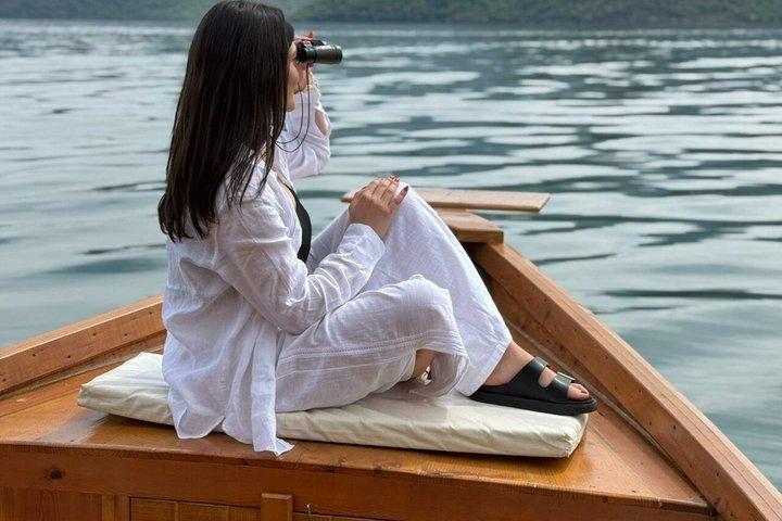Privé boottocht Skadar Lake met wijn, zwemmen en lokale Gids