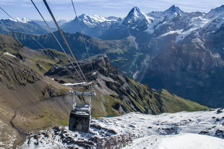 スイススカイライン:シルトホルン山小グループツアー(インターラーケン発)
