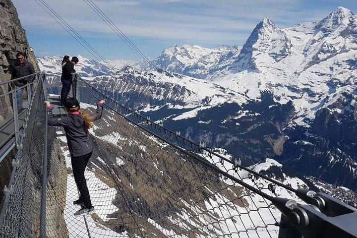 スイススカイライン:シルトホルン山小グループツアー(インターラーケン発)