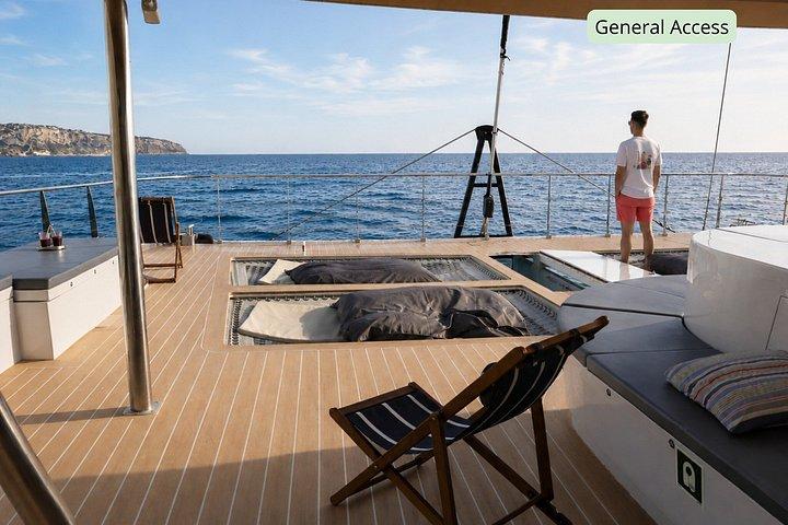 Katamarantur med catering, snorkling og VIP-mulighed