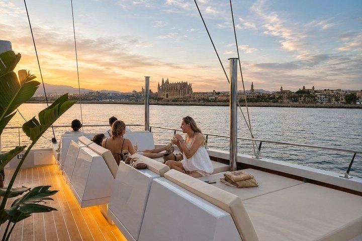 Excursion en catamaran au coucher du soleil à Majorque avec option VIP