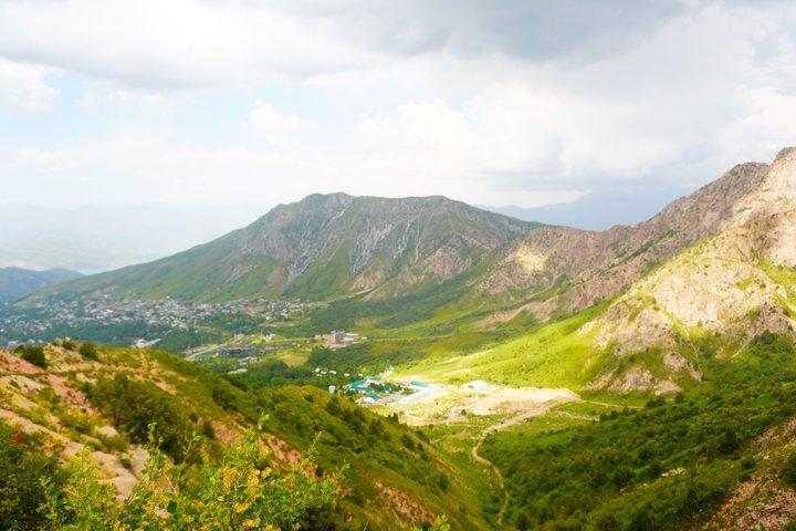 チャルヴァク湖、チムガン＆アミルソイスリゾートの山々への日帰り旅行