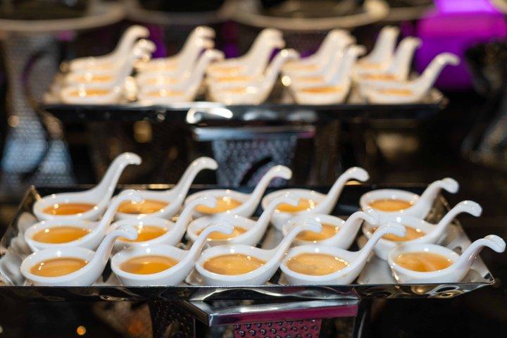 チャオプラヤー川でのバンコク・スーパーギャラクシー豪華ディナークルーズ