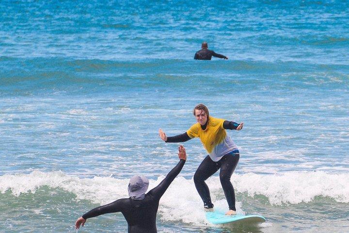 Ervaar een lokale surfles in Cascais of Lissabon