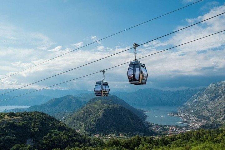 コトルハイライトツアーケーブルカーに乗ってユネスコ旧市街を散策