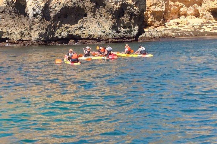 Excursion familiale en bateau et en kayak à Ponta da Piedade