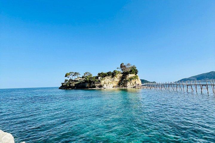 ケリ洞窟とタートル島へのザキントスグラスボトムボートツアー