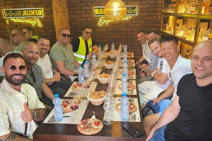 セルビアのラキヤ、伝統的なグルメを噛み締めて試食