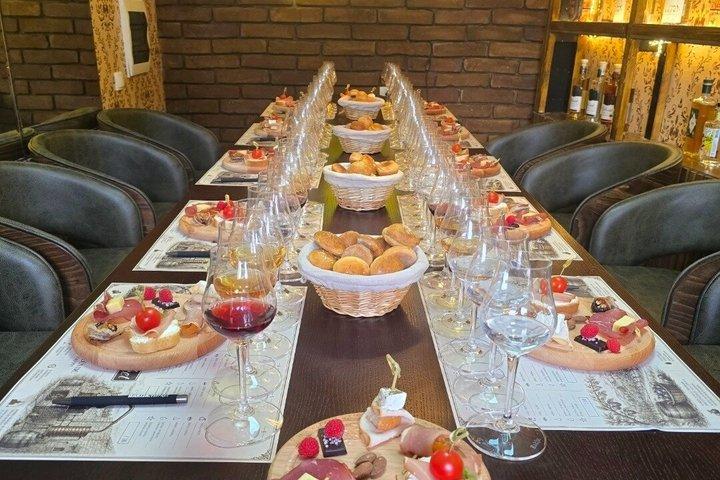 セルビアのラキヤ、伝統的なグルメを噛み締めて試食
