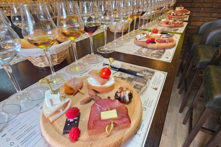 セルビアのラキヤ、伝統的なグルメを噛み締めて試食
