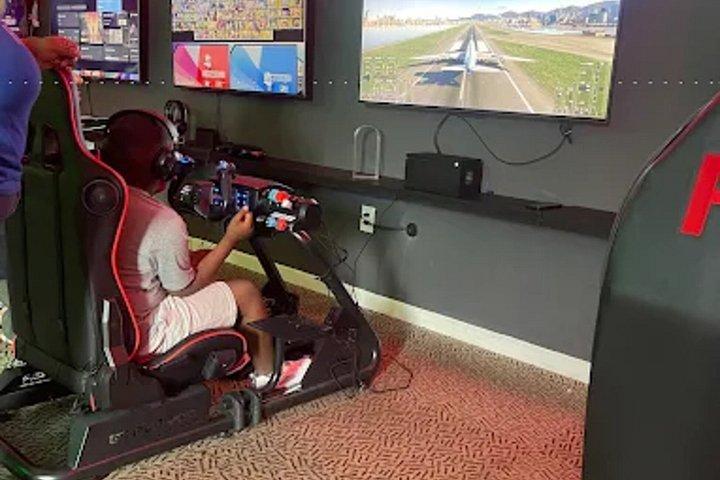 シャーロットで1時間のレースカーまたはフライトシミュレーター体験