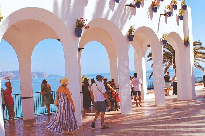 Dagstur til Nerja-hulerne, Nerja og Frigiliana