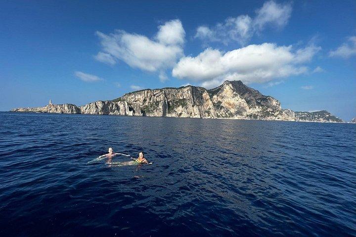 カプリ島プライベートボートツアー：2時間、地元船長、ファラリオーニ岩礁と海の洞窟巡り
