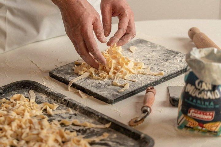 プライベートヴェローナ家庭料理教室マーケットツアー＆地元ワイン付き