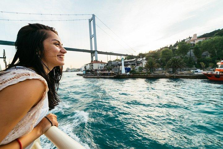 イスタンブール午後の豪華ボスポラス船クルーズ2時間