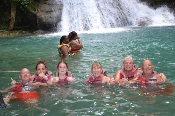 Tour privato a cavallo e Blue Hole da Montego Bay