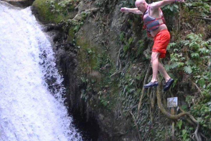 Tour privato a cavallo e Blue Hole da Montego Bay