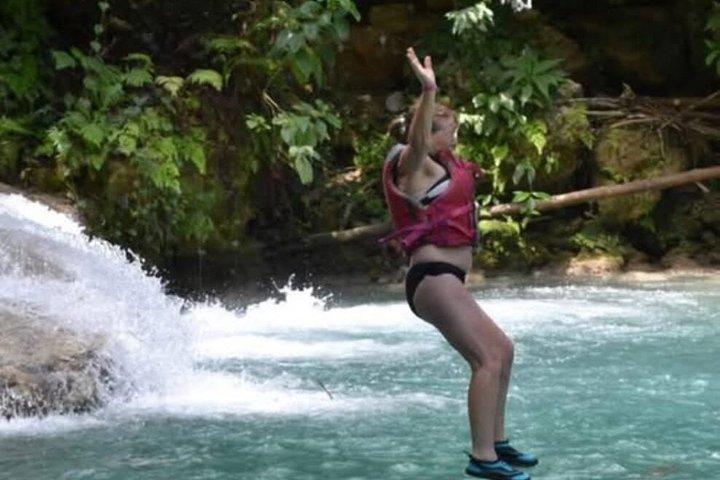 Tour privato a cavallo e Blue Hole da Montego Bay