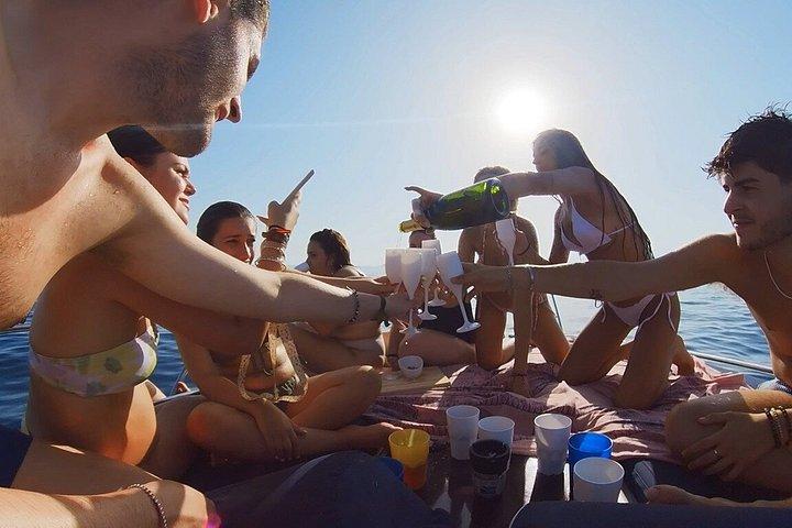 軽食と飲み物付きのフエンヒローラ周辺プライベートヨットツアー