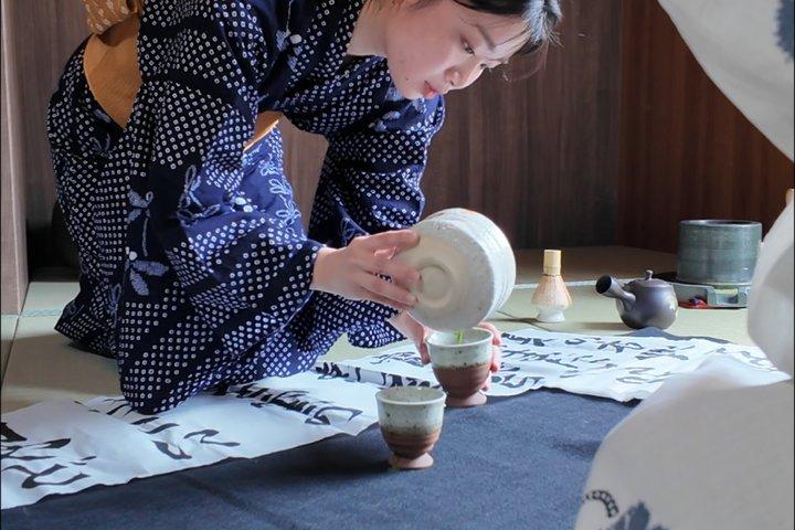 Cérémonie du thé 100% privée, calligraphie et kimono à Kyoto