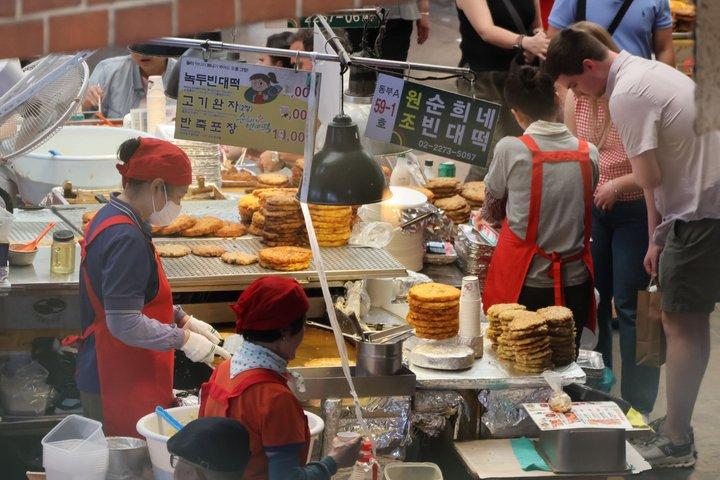 Street Food a Ghwangjang e al mercato di Dongdaemun
