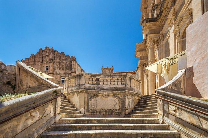 ガイド付きドゥブロブニクウォーキングツアーでロヴリェナツ要塞を発見