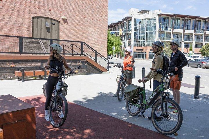 ケロウナEバイクガイド付き市内ハイライトツアー