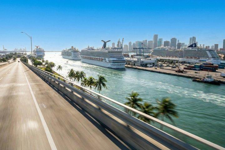 マイアミ港からフォートローダーデール空港への乗り合いシャトル